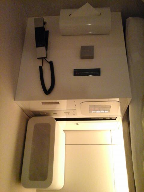 HOTEL IROHA（イロハ）(港区/ラブホテル)の写真『202号室  ベッドサイドテーブル、空気清浄機』by ルーリー９nine
