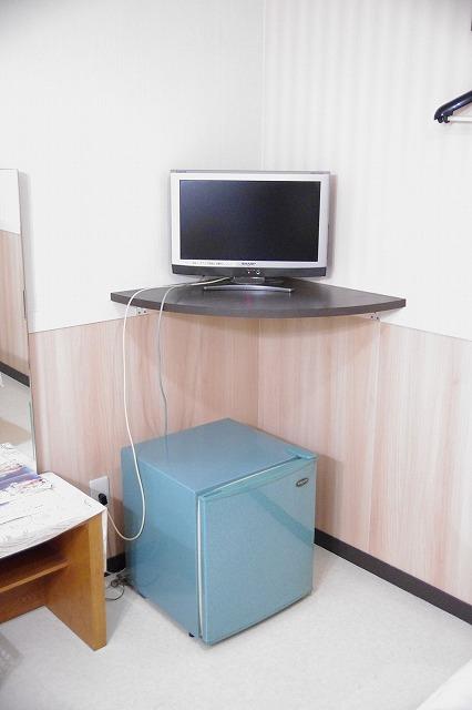 菊水(立川市/ラブホテル)の写真『205号室　小型テレビと持込用冷蔵庫』by マーケンワン