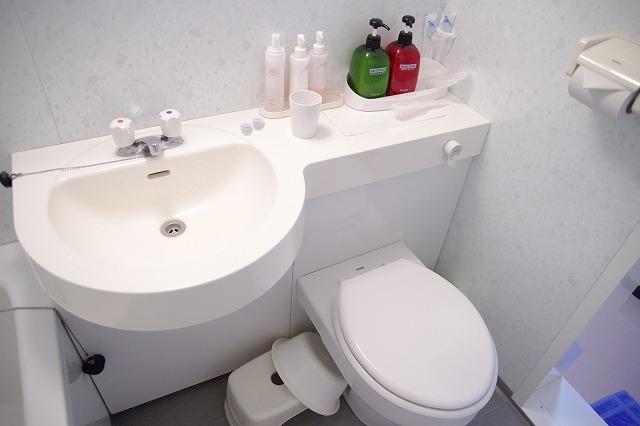 菊水(立川市/ラブホテル)の写真『205号室　洗面台とトイレ』by マーケンワン
