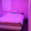 トキワ WEST（ニュートキワ）(豊島区/ラブホテル)の写真『602号室　ベッド。壁も天井は真っ白、床は明るいグレイ。宇宙船風。天井の照明のデザインと色合いがオモシロイ。』by くんにお