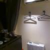 DECAS HOTEL(デーカーズ)(杉並区/ラブホテル)の写真『007号室のエアコンと空気清浄機。ハンガーの下に有るのがタオル等のアメニティ』by おやっちゃん
