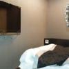 ホテル エリアス(豊島区/ラブホテル)の写真『201号室（ソファーから。ベッド下、壁掛け鏡と薄型テレビ）』by オレの地雷を越えてゆけ！