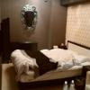 ホテル エリアス(豊島区/ラブホテル)の写真『201号室（ベッドと天井。ミニシャンデリア）』by オレの地雷を越えてゆけ！