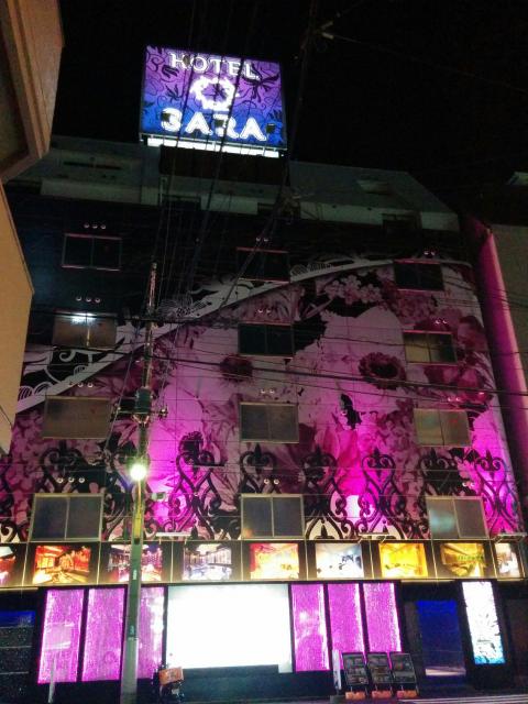 HOTEL SARA 錦糸町(墨田区/ラブホテル)の写真『夜の外観(正面)』by ましりと