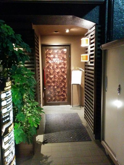 ホテル ピュア・アジアン(墨田区/ラブホテル)の写真『夜の出入口(裏口)』by ましりと