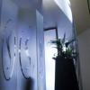 GRAND CHARIOT(グランシャリオ)(新宿区/ラブホテル)の写真『待合室の仕切り壁』by INA69