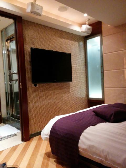 HOTEL Belta（ベルタ）(横浜市西区/ラブホテル)の写真『502号室 テレビ(55インチぐらい)』by ましりと