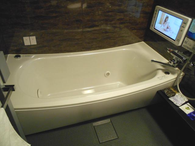IKASU HOTEL(八王子市/ラブホテル)の写真『201号室、浴槽と浴室テレビ』by もんが～