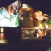 Hotel Bali&Thai 東松山店(東松山市/ラブホテル)の写真『夜の外観（裏口側）』by もんが～