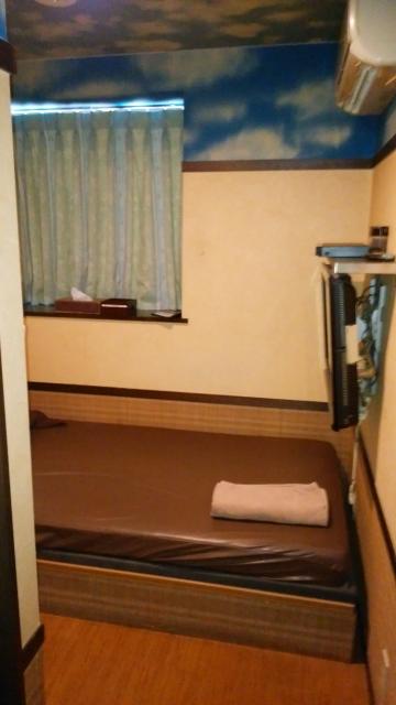 プチホテルコスモス(荒川区/ラブホテル)の写真『101号室（玄関扉に背中を合わせて撮影。正面にベッド。右壁にテレビ。狭いです、この距離感しか空間が無い。）』by オレの地雷を越えてゆけ！