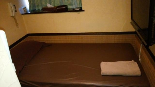 プチホテルコスモス(荒川区/ラブホテル)の写真『101号室（ベッド近影。合成皮のような材質のベッド。布団無し。ベッドに敷くのはバスタオル）』by オレの地雷を越えてゆけ！