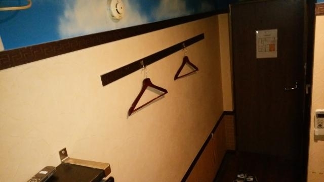 プチホテルコスモス(荒川区/ラブホテル)の写真『101号室（ベッドに立って玄関方向を撮影。壁掛けハンガー。）』by オレの地雷を越えてゆけ！