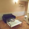HOTEL Forest（フォレスト)(滑川町/ラブホテル)の写真『401号室、テーブルとソファー』by もんが～