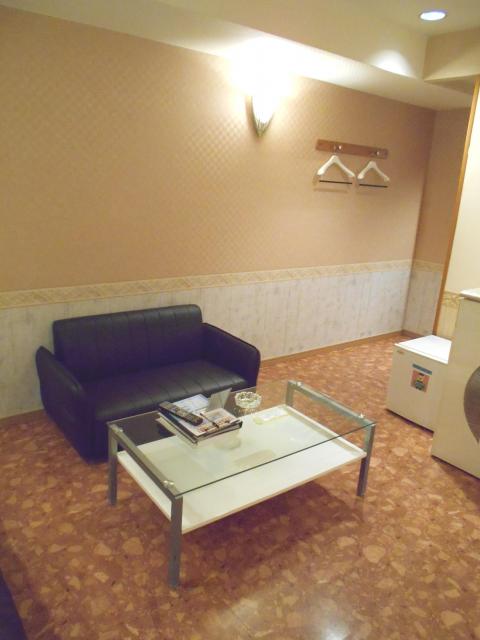 HOTEL Forest（フォレスト)(滑川町/ラブホテル)の写真『401号室、テーブルとソファー』by もんが～