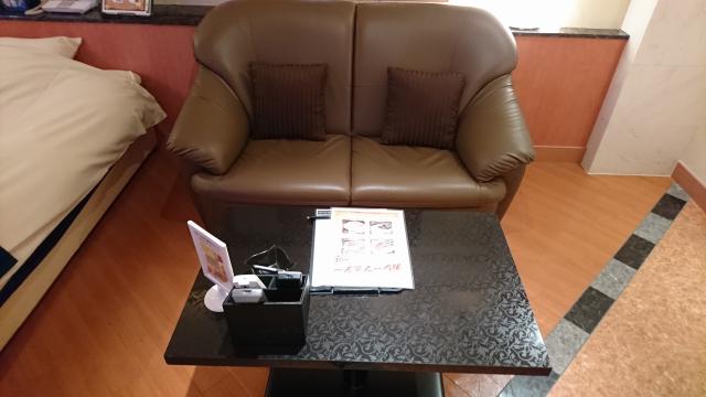 拾参番館(国立市/ラブホテル)の写真『206号室 ソファーとテーブル』by おむすび