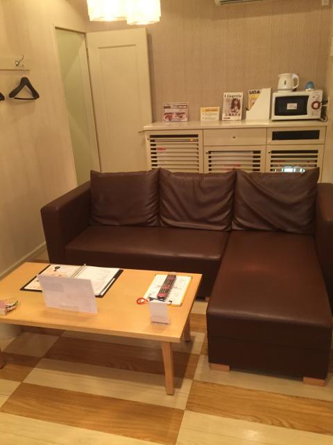 ティンカーベル 足利店(足利市/ラブホテル)の写真『111号室 ソファ』by momona