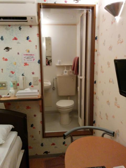 HOTEL Fine(ファイン)(新宿区/ラブホテル)の写真『305号室　浴室入り口　(ユニットバス)』by 名無しさん（ID:10185）