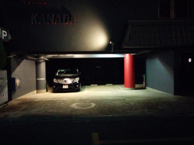 Hotel kanada(カナダ)(富士見市/ラブホテル)の写真『夜の駐車場(建物1階)』by ましりと