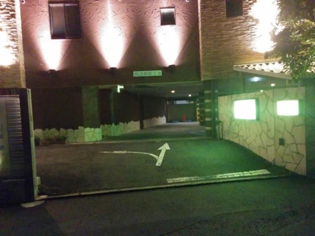 Hotel Re:（リー）(志木市/ラブホテル)の写真『夜の駐車場出入口1』by ましりと