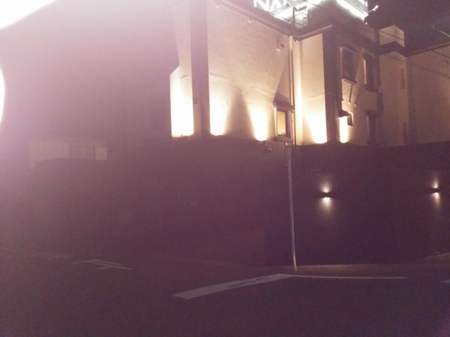 HOTEL NATURA（ナチュラ）(志木市/ラブホテル)の写真『夜の駐車場出入口(側面)』by ましりと