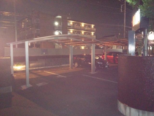 ブルージェ新座(新座市/ラブホテル)の写真『夜の駐車場出入口1』by ましりと