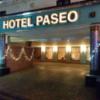 ホテルPASEO（パセオ）(新座市/ラブホテル)の写真『夜の駐車場出入口』by ましりと