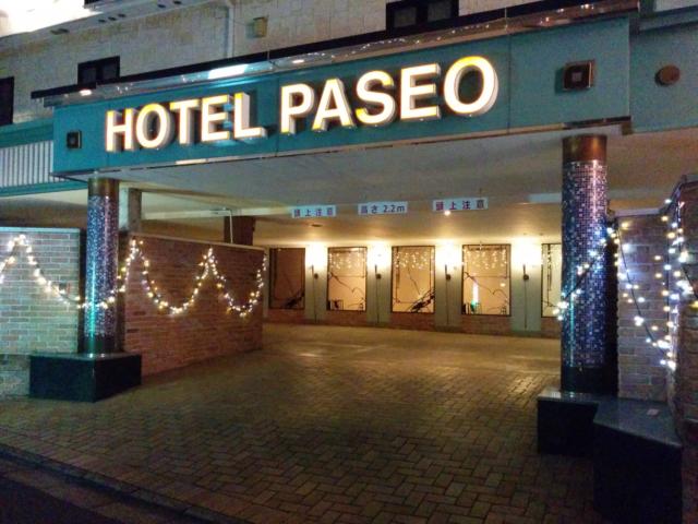 ホテルPASEO（パセオ）(新座市/ラブホテル)の写真『夜の駐車場出入口』by ましりと