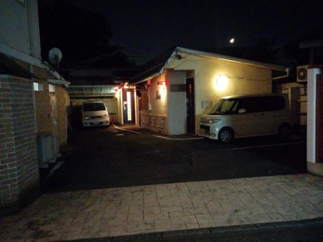 ホテル 舞(新座市/ラブホテル)の写真『夜の駐車場出入口2』by ましりと