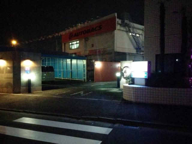 10SEZON朝霞（テンセゾンアサカ）(朝霞市/ラブホテル)の写真『夜の駐車場入口』by ましりと