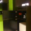 DECAS HOTEL(デーカーズ)(杉並区/ラブホテル)の写真『004号室、黒で統一された扉の中に冷蔵庫！水500ペットとお茶缶ショートが有りました！』by おやっちゃん