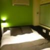 DECAS HOTEL(デーカーズ)(杉並区/ラブホテル)の写真『004号室のベッド、壁との隙間にティッシュとコンサン2個有ります！』by おやっちゃん