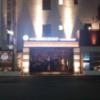 HOTEL GRASSINO URBAN RESORT（グラッシーノアーバンリゾート）新横浜(横浜市港北区/ラブホテル)の写真『夜の駐車場出入口3』by ましりと