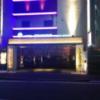 HOTEL GRASSINO URBAN RESORT（グラッシーノアーバンリゾート）新横浜(横浜市港北区/ラブホテル)の写真『夜の駐車場出入口2』by ましりと