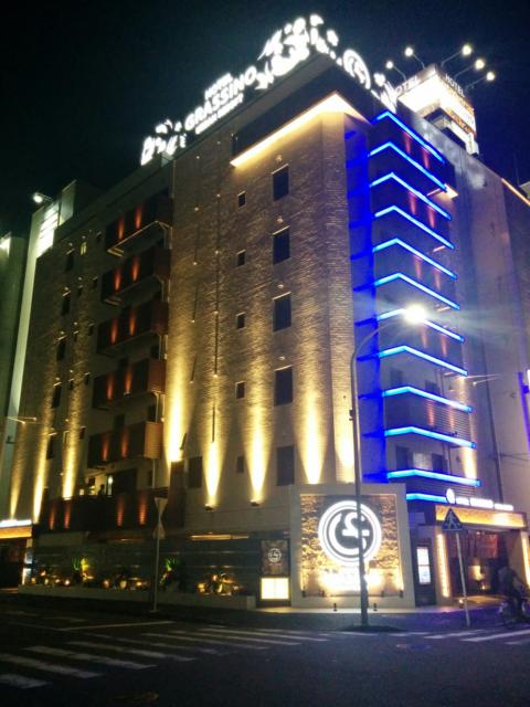 HOTEL GRASSINO URBAN RESORT（グラッシーノアーバンリゾート）新横浜(横浜市港北区/ラブホテル)の写真『夜の外観6』by ましりと