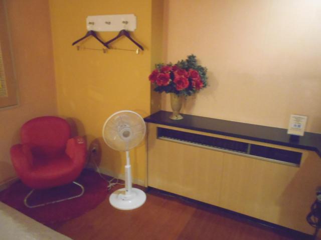パークイン(東松山市/ラブホテル)の写真『203号室、エアコンと扇風機など』by もんが～
