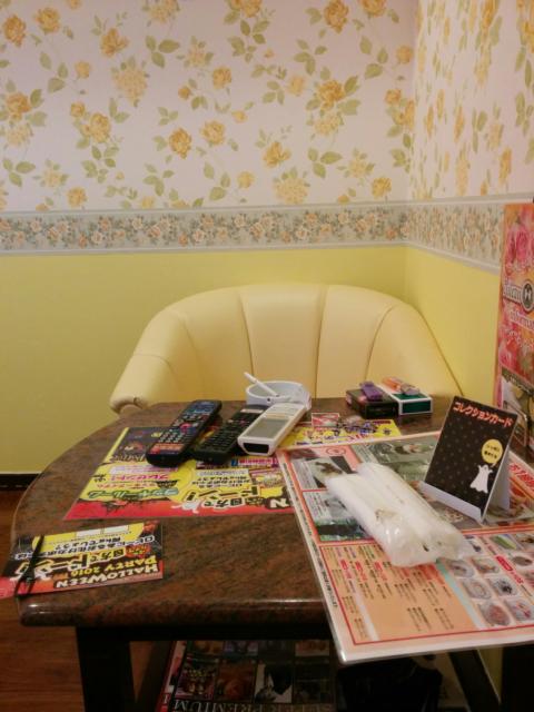 AILEAN DONAN（アイリーンドナン）町田店(相模原市/ラブホテル)の写真『405号室 ソファ・テーブル』by ましりと