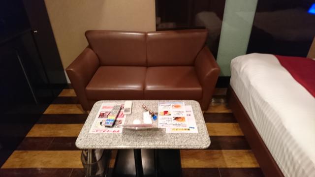 PLAZA K(プラザＫ)(八王子市/ラブホテル)の写真『405号室 ソファーとテーブル』by おむすび