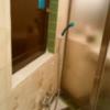 ホテルエーゲ海(荒川区/ラブホテル)の写真『301号室浴槽から（シャワー本体、磨りガラスに区切られた洗面台）』by オレの地雷を越えてゆけ！