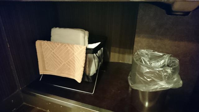 フルフル(立川市/ラブホテル)の写真『洗面台の下のタオルとゴミ箱』by おむすび