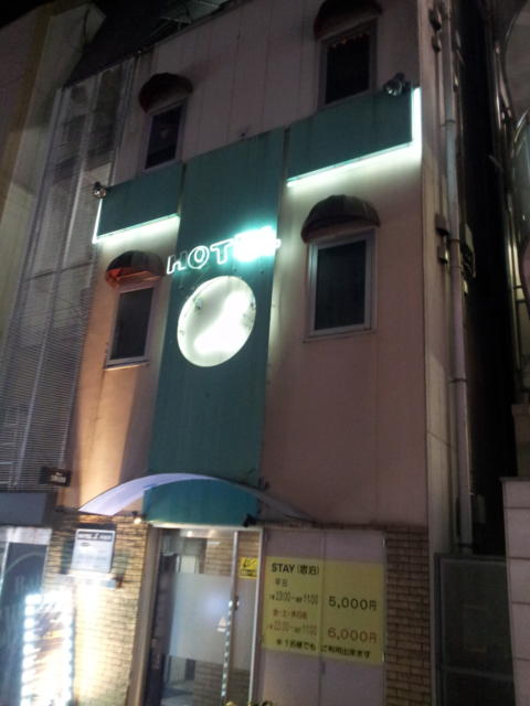 HOTEL i（アイ）(新宿区/ラブホテル)の写真『外観（夜）①』by 少佐