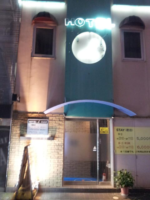 HOTEL i（アイ）(新宿区/ラブホテル)の写真『外観（夜）②』by 少佐