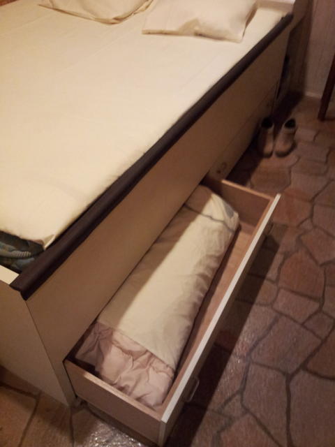 HOTEL i（アイ）(新宿区/ラブホテル)の写真『ベッド下引き出し（掛け布団）』by 少佐