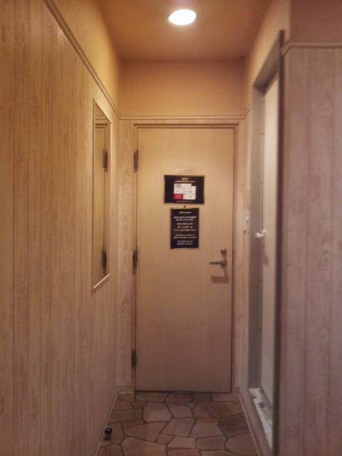 HOTEL i（アイ）(新宿区/ラブホテル)の写真『304号室の居室から玄関の様子』by 少佐