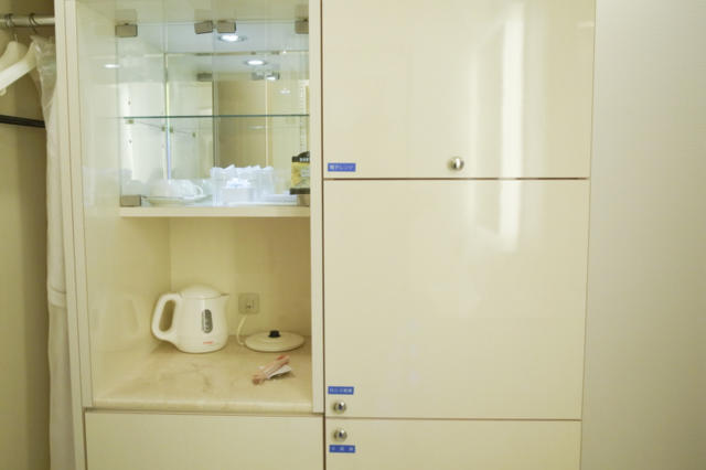 ホテル SWEETS(台東区/ラブホテル)の写真『406号室　コーヒーセット　冷蔵庫などの戸棚』by INA69