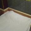 hotel SKY ROAD(豊島区/ラブホテル)の写真『２C号室　ベッド。部屋が狭くてベッド全体を撮れませんでした。でもきれいにベッドメイクされています。シーツもきれいでした。』by くんにお