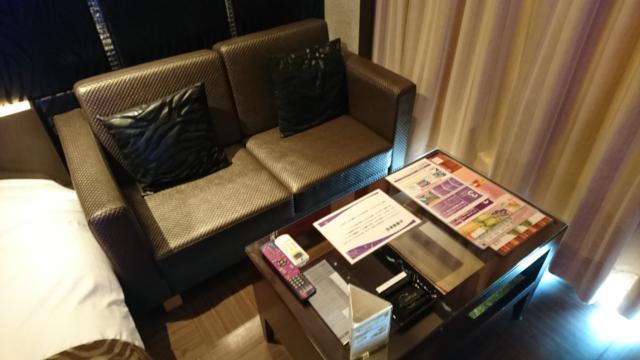 アラウダリゾート国立(国立市/ラブホテル)の写真『510号室 ソファーとテーブル』by おむすび
