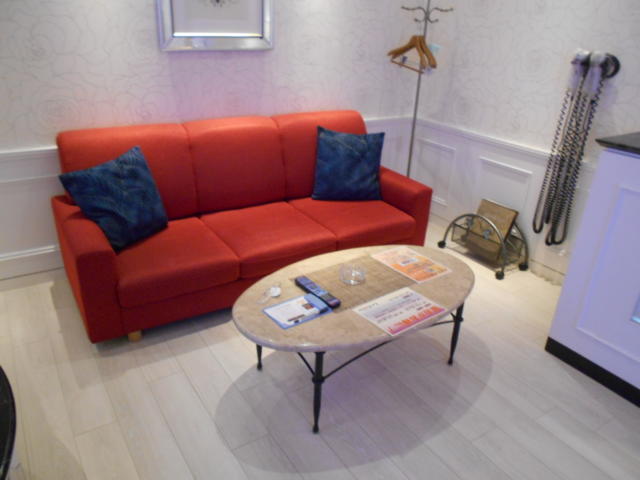 ラフェスタ国立(国立市/ラブホテル)の写真『211号室、テーブルとソファー』by もんが～