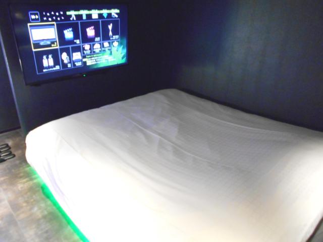 IKASU HOTEL(八王子市/ラブホテル)の写真『201号室、ベッドとテレビ』by もんが～