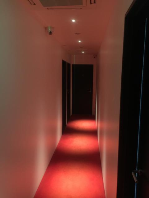 HOTEL UNO(ウノ)(川口市/ラブホテル)の写真『4階廊下』by 遊びマン