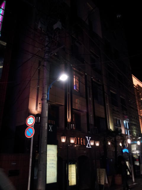 ＸＯ歌舞伎町(新宿区/ラブホテル)の写真『ホテル外観(夜間)①』by 少佐
